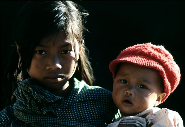 Due fratelli, Yangoon Myanmar - dicembre 1995 foto di <b>Renzo Carlesi</b> - 01
